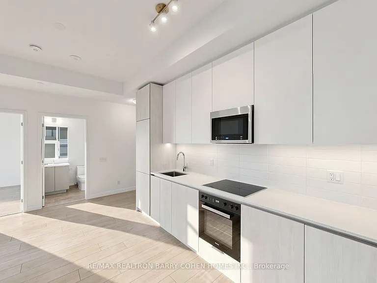 400 King St W #823 — Photo 14