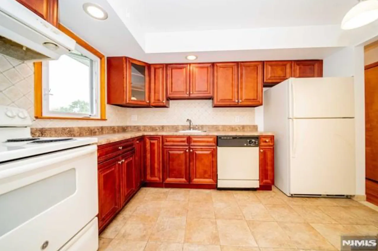 3 bed, $3,000 — Photo 3