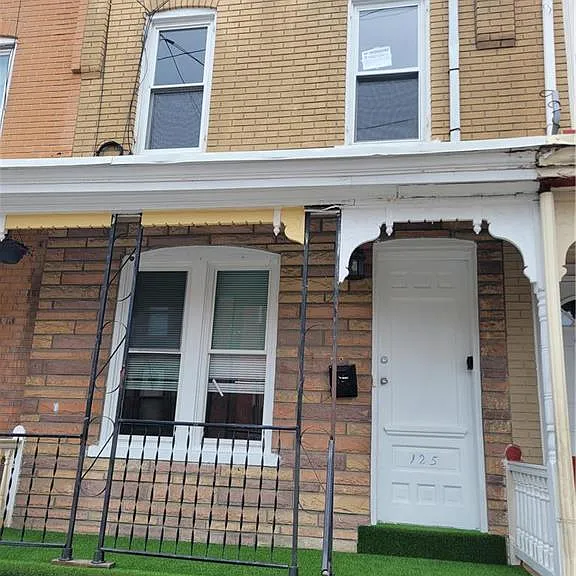 125 N Poplar St S — Photo 1