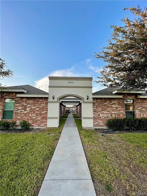 3 bed, 2.0 bath, 1087 sqft, $1,125 — Photo 2