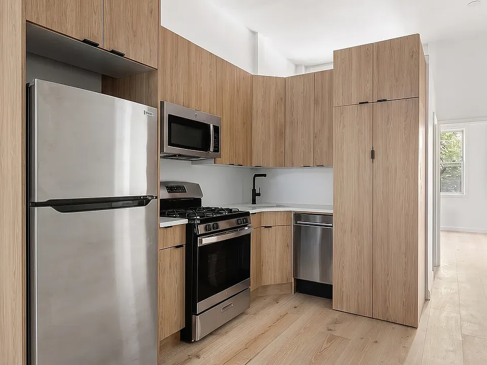 196 Nassau Ave #1S