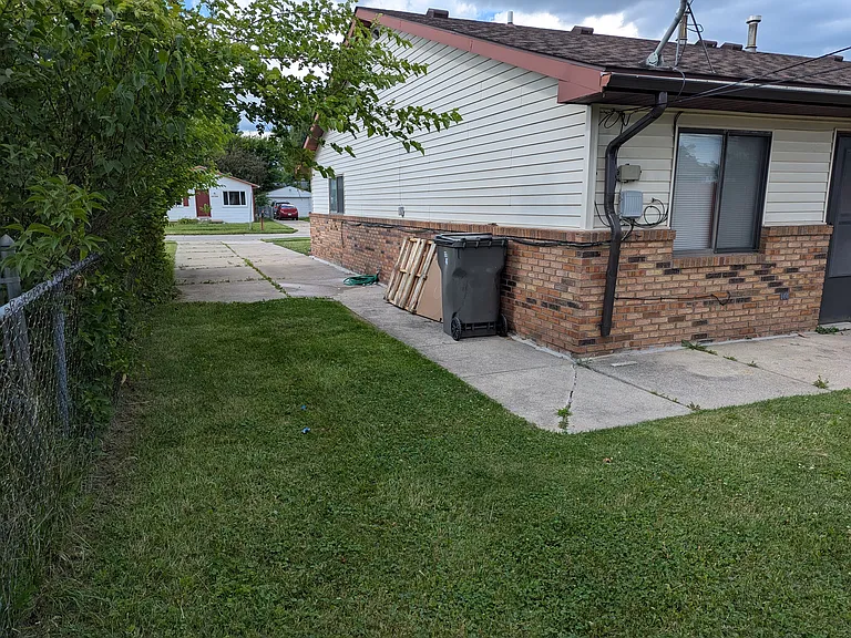 20732 Williamson St — Photo 29