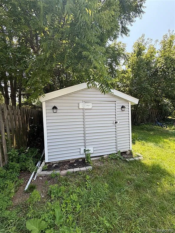 2 bed, 2.0 bath, 800 sqft, $1,745 — Photo 2