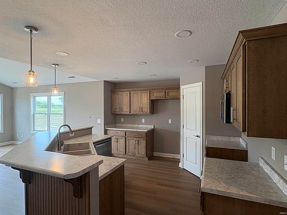 5th image of 322 Davis Dr