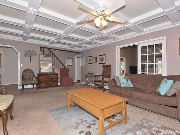 4th image of 15 Menasha Ln