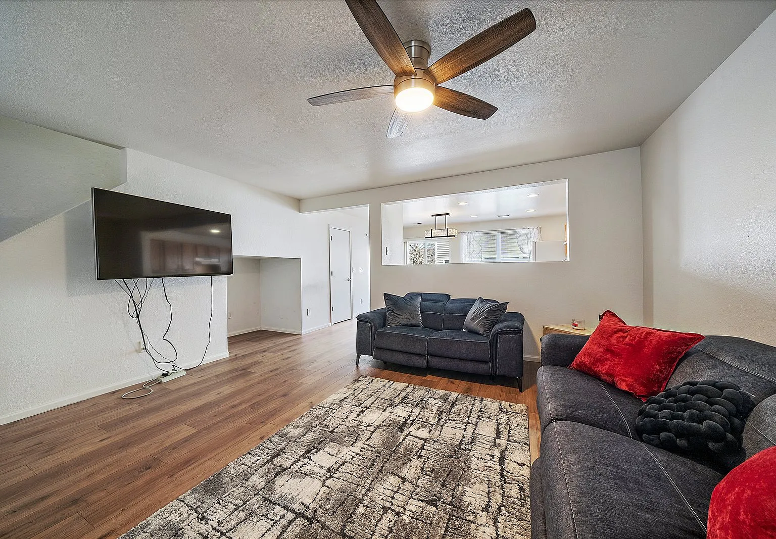 3 bed, 1240 sqft, $2,250 — Photo 4