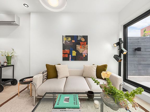 4th image of 8 Windsor Pl #1