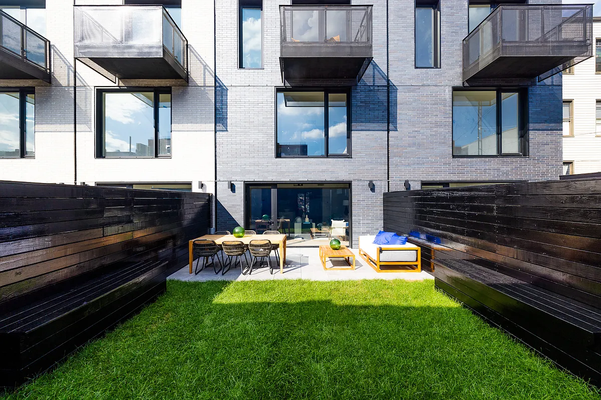 ブルックリン横町 26A Huntington Street in Red Hook : Sales, Rentals, Floorplans