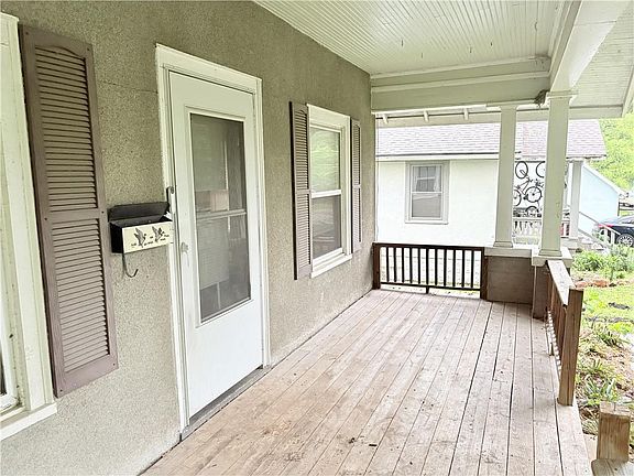 4th image of 905 Parallel St