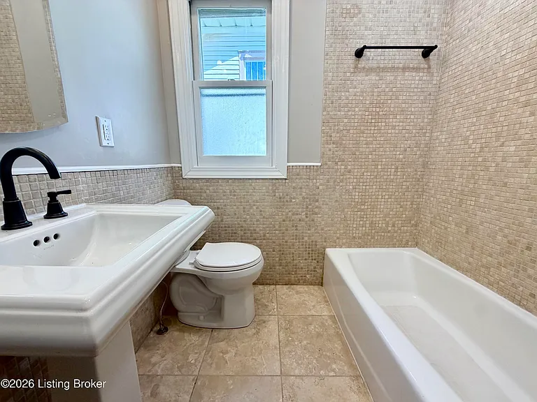 1104 Barret Ave — Photo 8