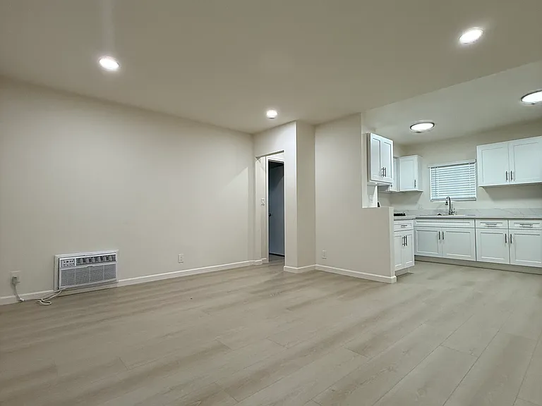 911 E Acacia Ave #7 — Photo 4