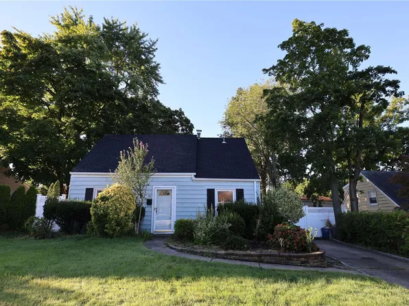 32 11th Street, Carle Place, NY 11514