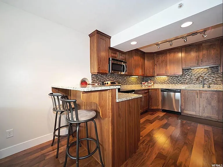 230 E Broadway St #804 — Photo 6