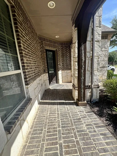 5 bed, 4.0 bath, 4000 sqft, $3,675 — Photo 2