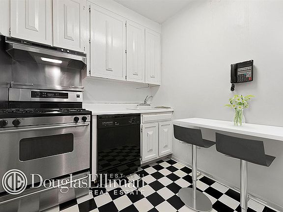 3rd image of 117 E 57th St #22FG