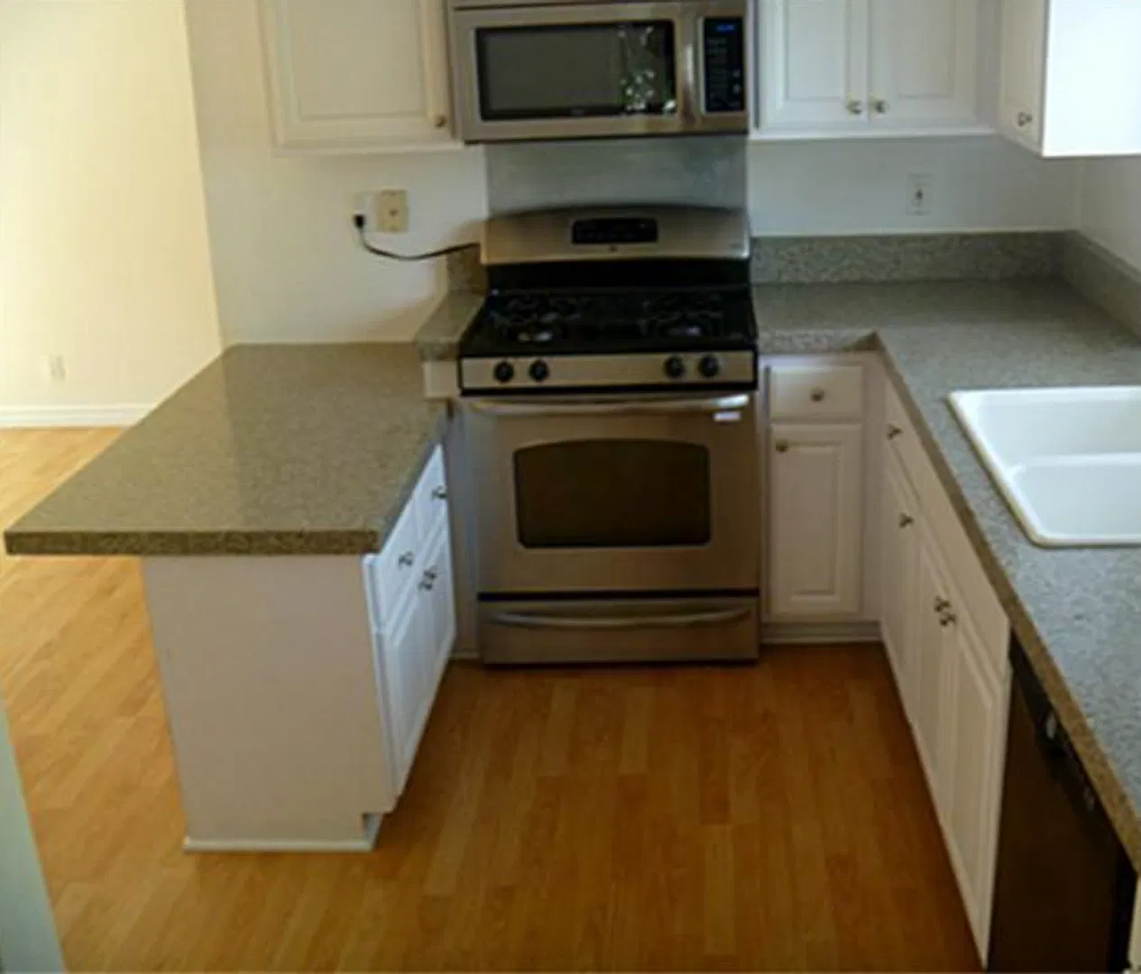 Welcome home to this 2 story end unit 3 bedroom 2 bath located in the heart of Irvine — Photo 4