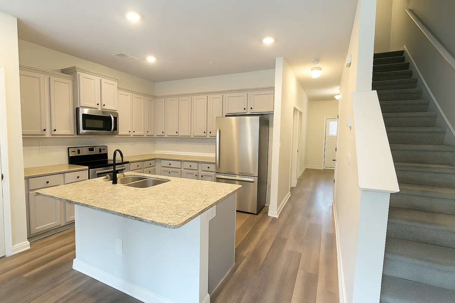 3 bed, 1500 sqft, $2,200 — Photo 3