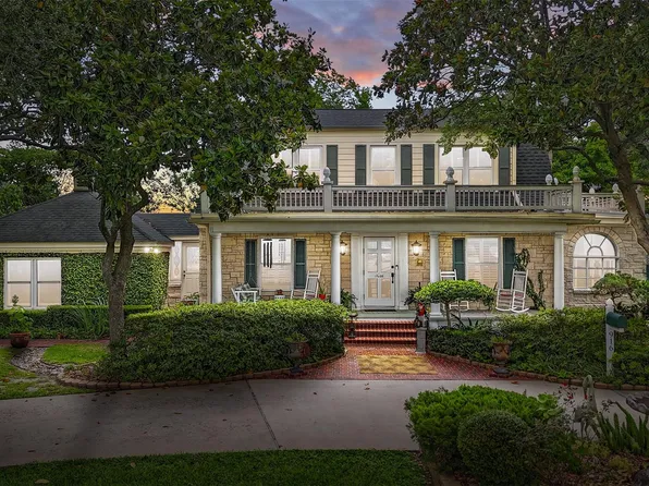 916 E James St, Baytown, TX 77520