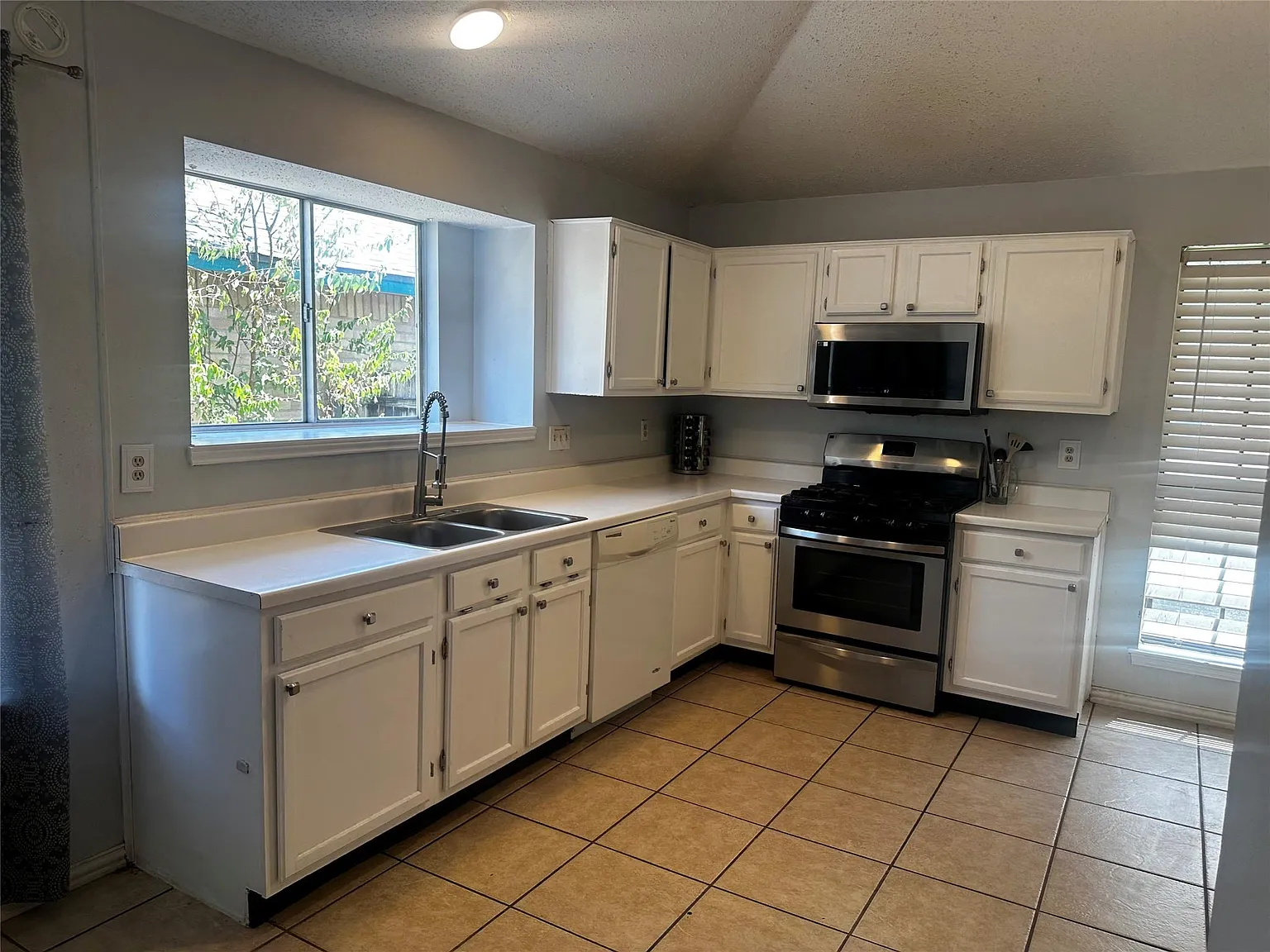 3 bed, 2.0 bath, 1421 sqft, $2,800 — Photo 2