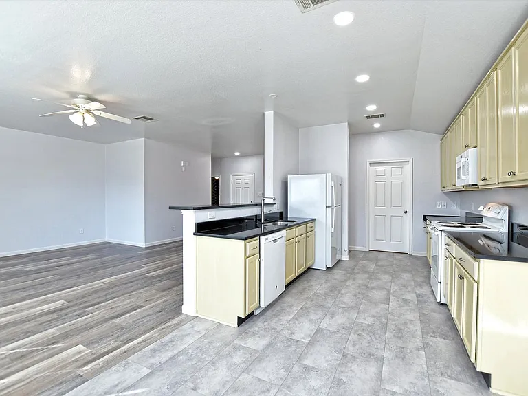 401 Bandera Woods Blvd — Photo 12
