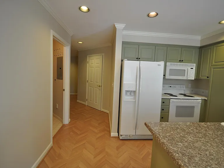 1417 Queen Anne Ave N #305 — Photo 9