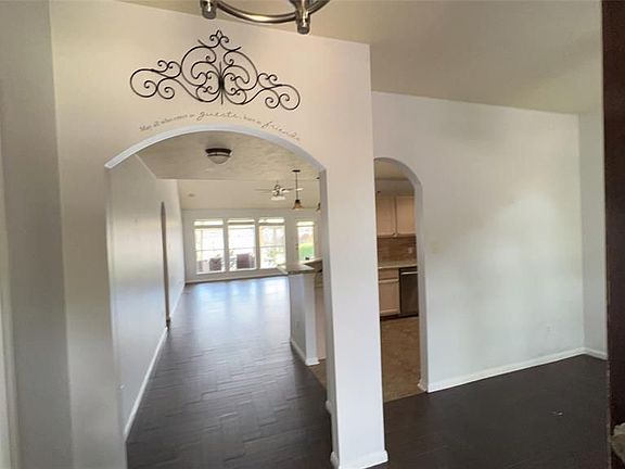 5th image of 1805 Oak Hollow Dr W