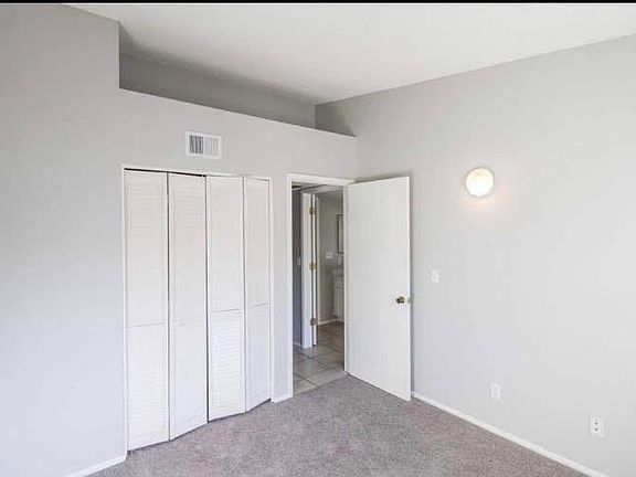 room for rent entrance and closet
