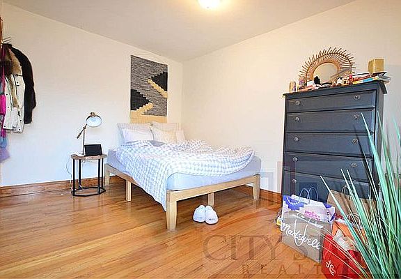 3rd image of 107 W 74th St APT 4R