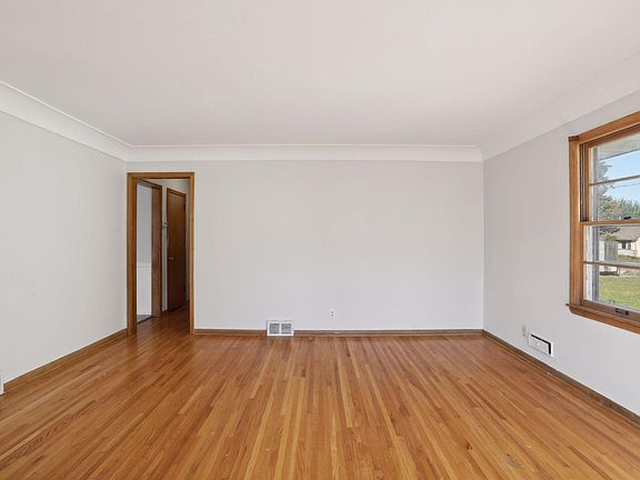 5th image of 2948 Grand St NE