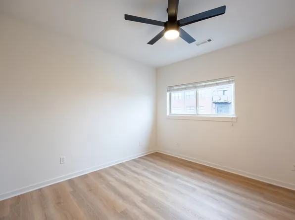 300 SW 6th St APT 20, Bentonville, AR 72712