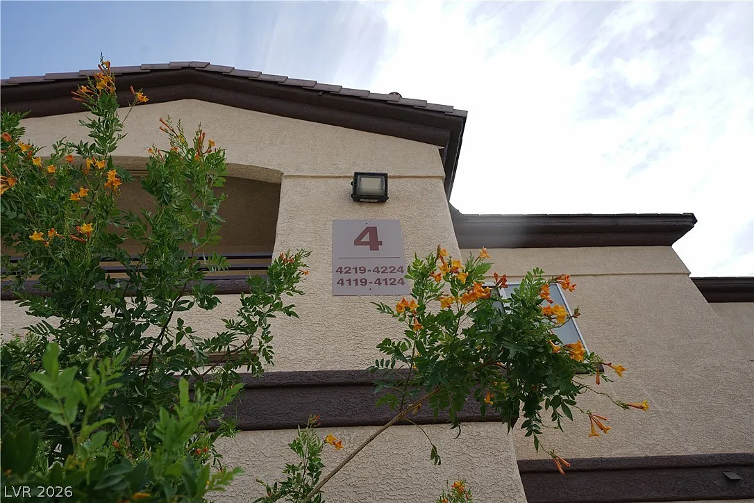 3 bed, 2.0 bath, 1330 sqft, $1,895 — Photo 2