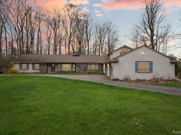 30255 Woodhaven Ln, Beverly Hills, MI 48025