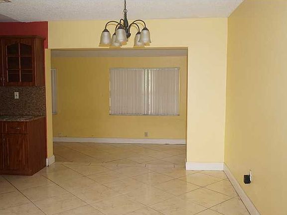 5th image of 981 NW 182nd St