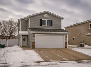 1113 Madison Ln, Bismarck, ND 58503