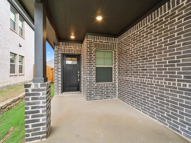 603 Hemingway Ln — Photo 3