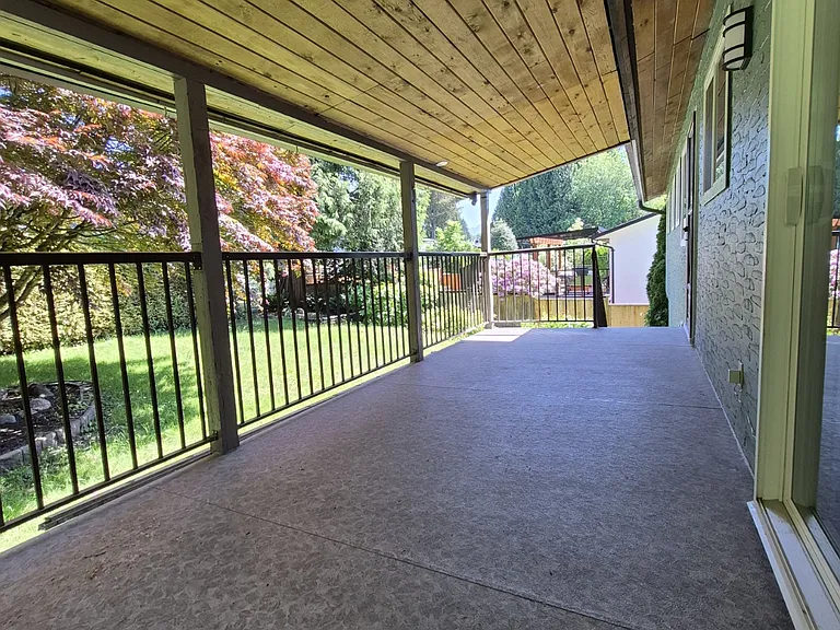 3853 Clematis Cres — Photo 5