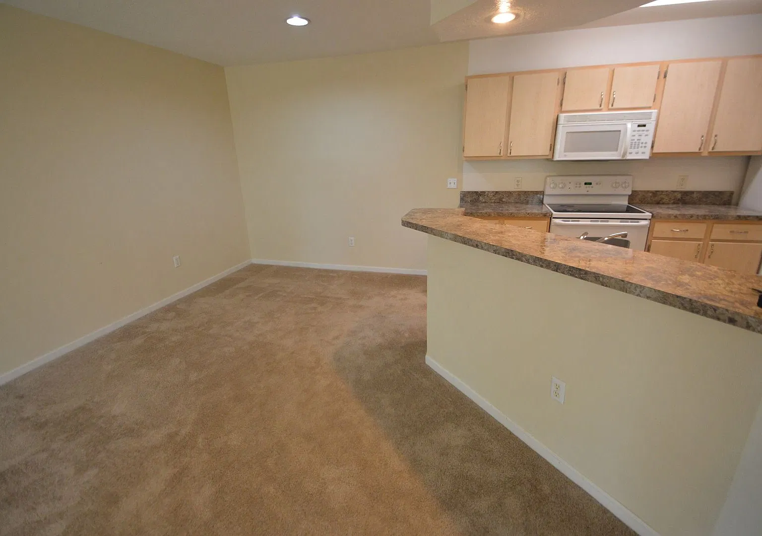 Waterford Lakes - Convenient To Ucf, 3rd Floor Available Now! — Photo 4