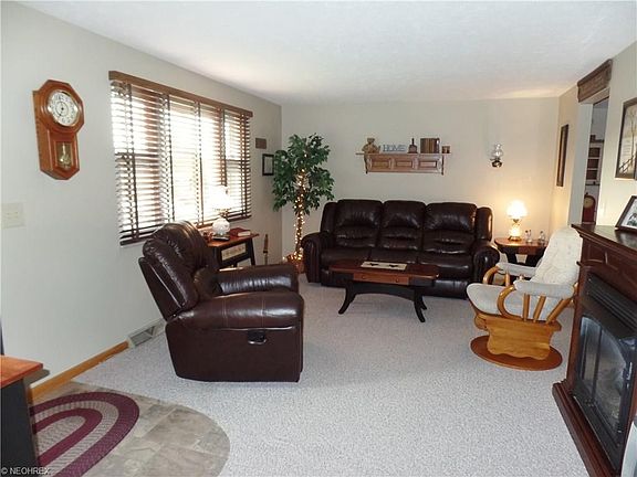 3rd image of 2611 Villa Dr