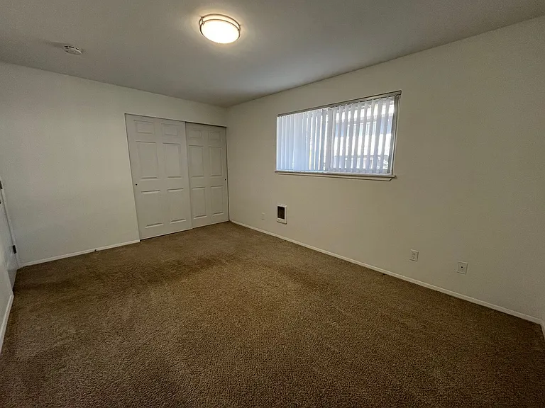 Lakeside Apartments — Photo 16