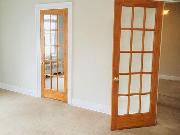 Livingroom - entrance to dining room