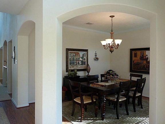  The formal dining room, very open, right next to the entrance.