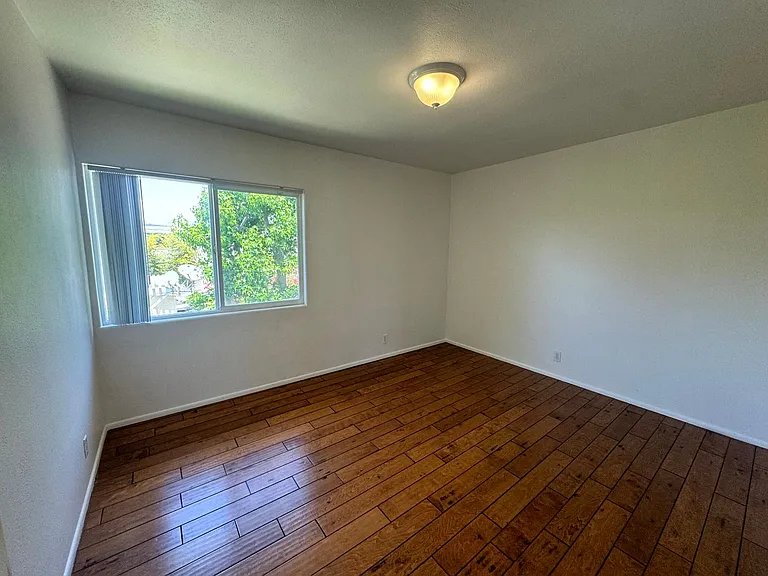 1935 Cloverfield Blvd — Photo 29