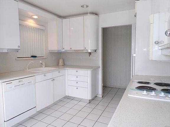 Bright and spacious kitchen