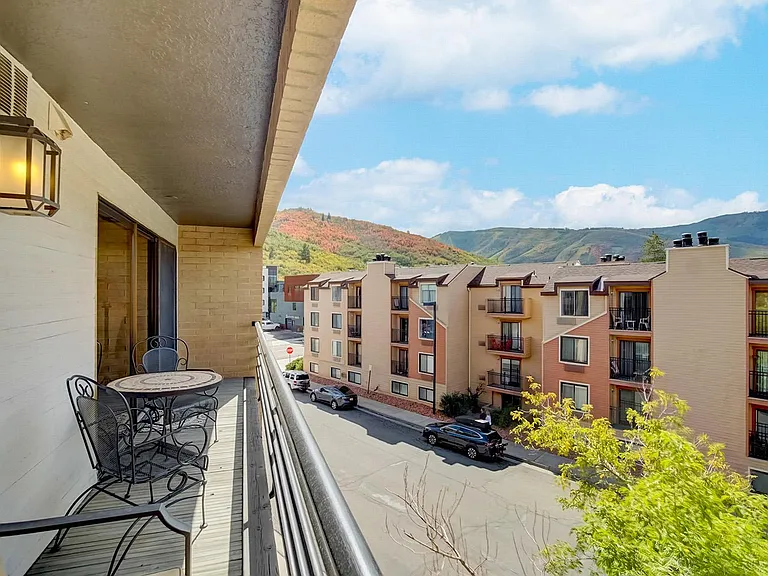 Private balcony with views to the west
