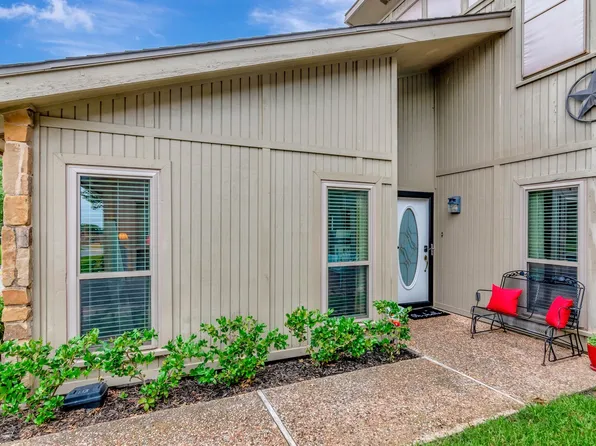 3003 Rustling Leaves Ln, Bedford, TX 76021