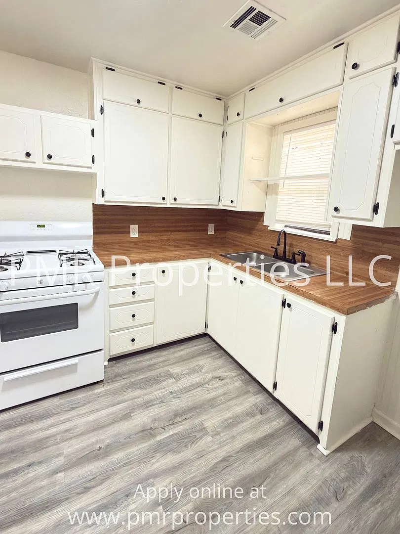 2 Bedrooms - 1 Bathroom House (Move in Special until Feb 1st) — Photo 4