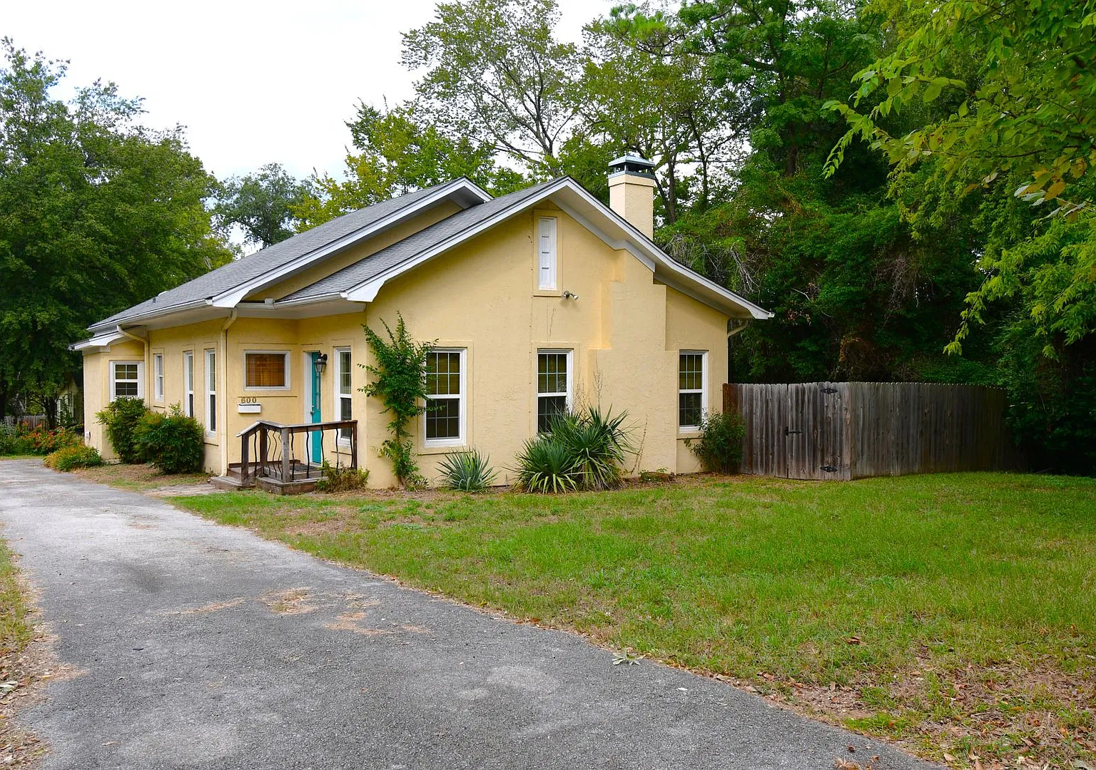 Charming 2 Bedroom, 2 Bath Home - Water & Trash Included! — Photo 1