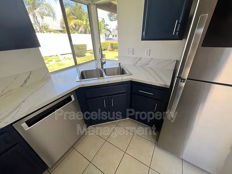 631 Hampshire Ln — Photo 8