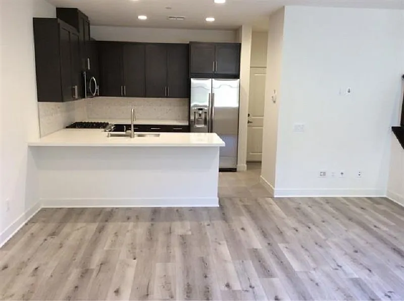 3 bed, 2.5 bath, 1420 sqft, $3,950 — Photo 2