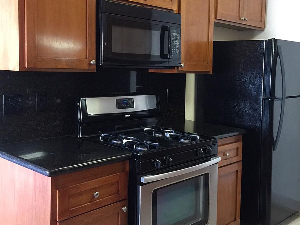 Upgraded oven/gas range and built-in, overhead microwave